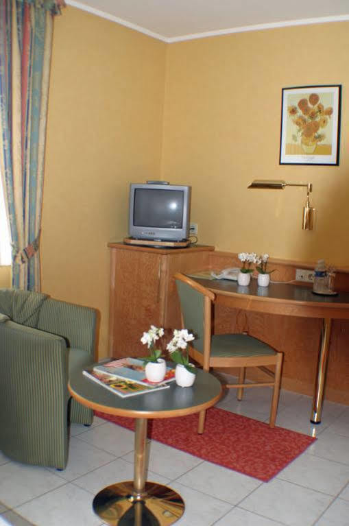 Hotel Re'Ser Stuff Roeser Exterior photo